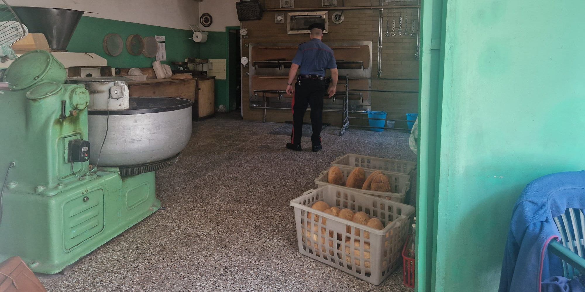 Sanzionato panificio con i locali anneriti dal fumo: era adibito anche a deposito di legna