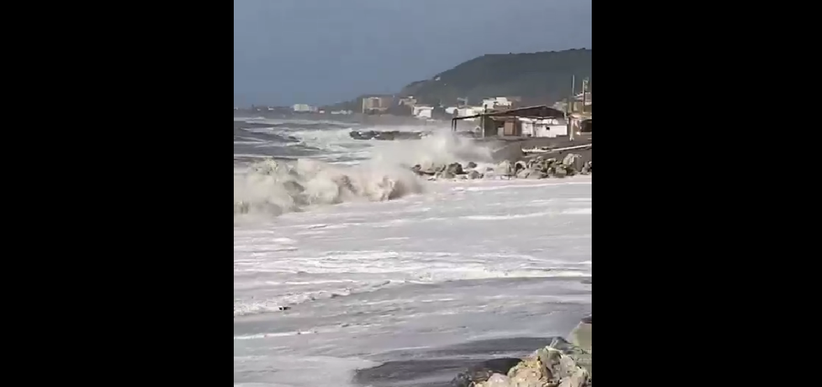 Danni sul Tirreno calabrese per le mareggiate. Un ristoratore: «Situazione denunciata da tempo» – VIDEO E FOTO