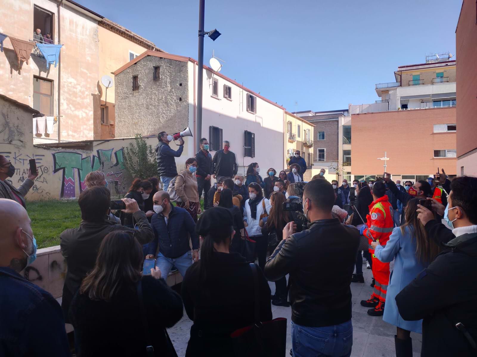 Da medici eroi a soldati «mandati in guerra senza armi per combattere» – VIDEO