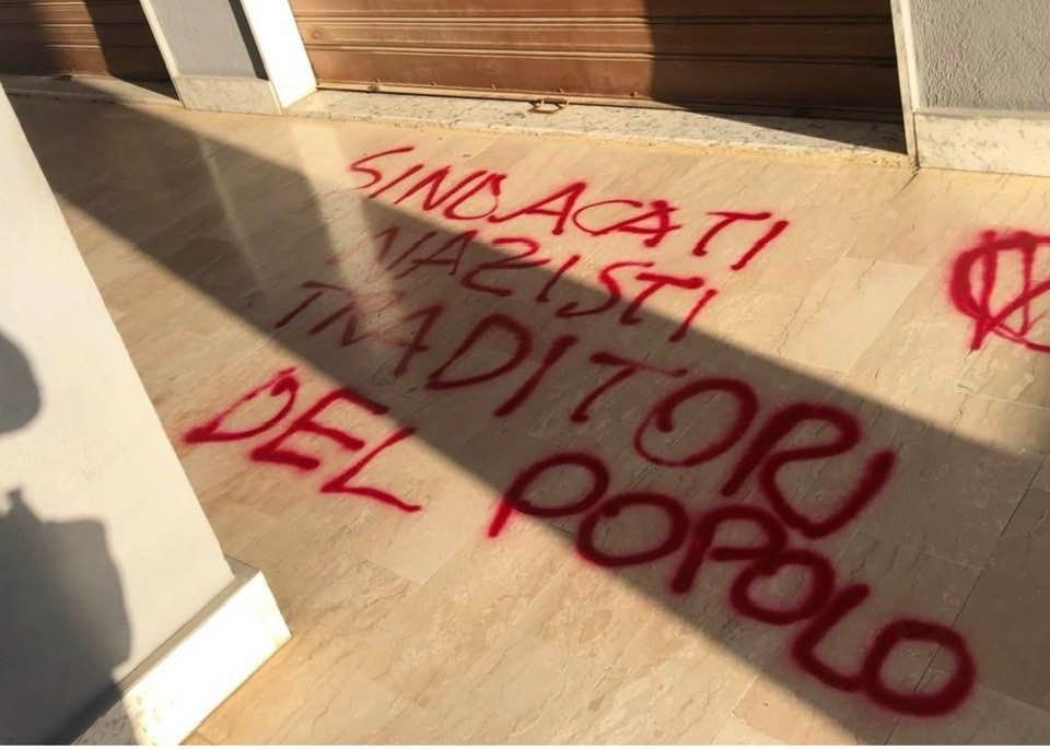 Insulti ai sindacati e il simbolo no vax: vandalizzata la sede della Uil di Scalea