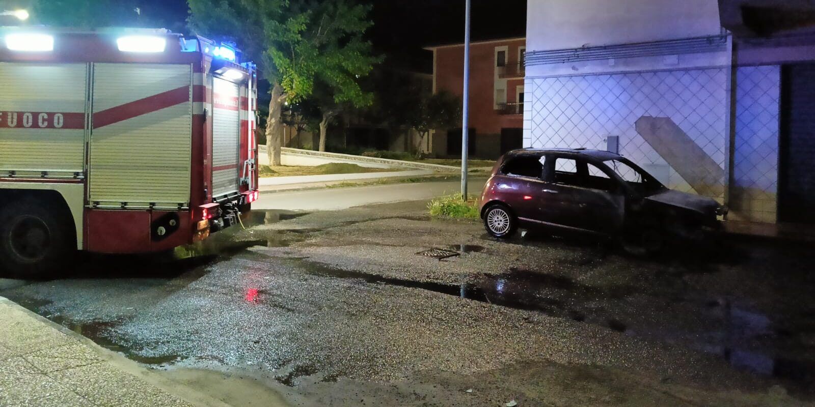 Corigliano Rossano, un’altra notte di fuoco: ancora un incendio di un’autovettura