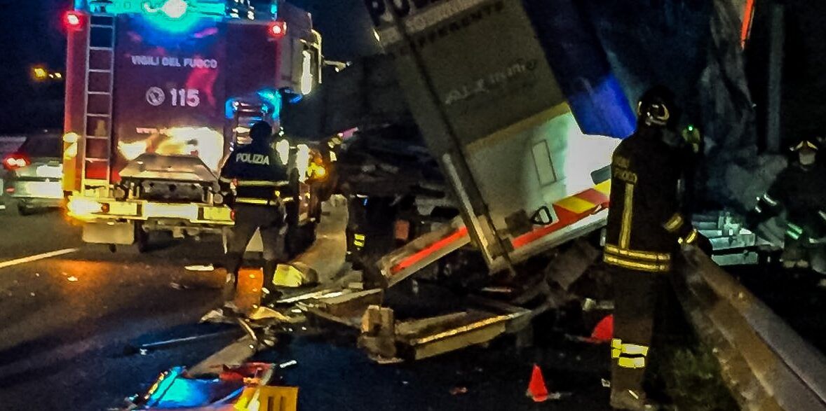Perde il controllo del tir e finisce contro un guardail lungo la A2, ferito – FOTO