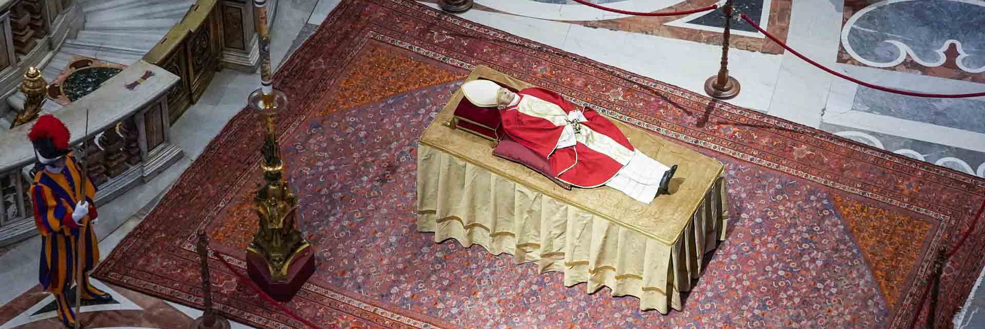 Addio a Benedetto XVI, San Pietro blindata per i funerali