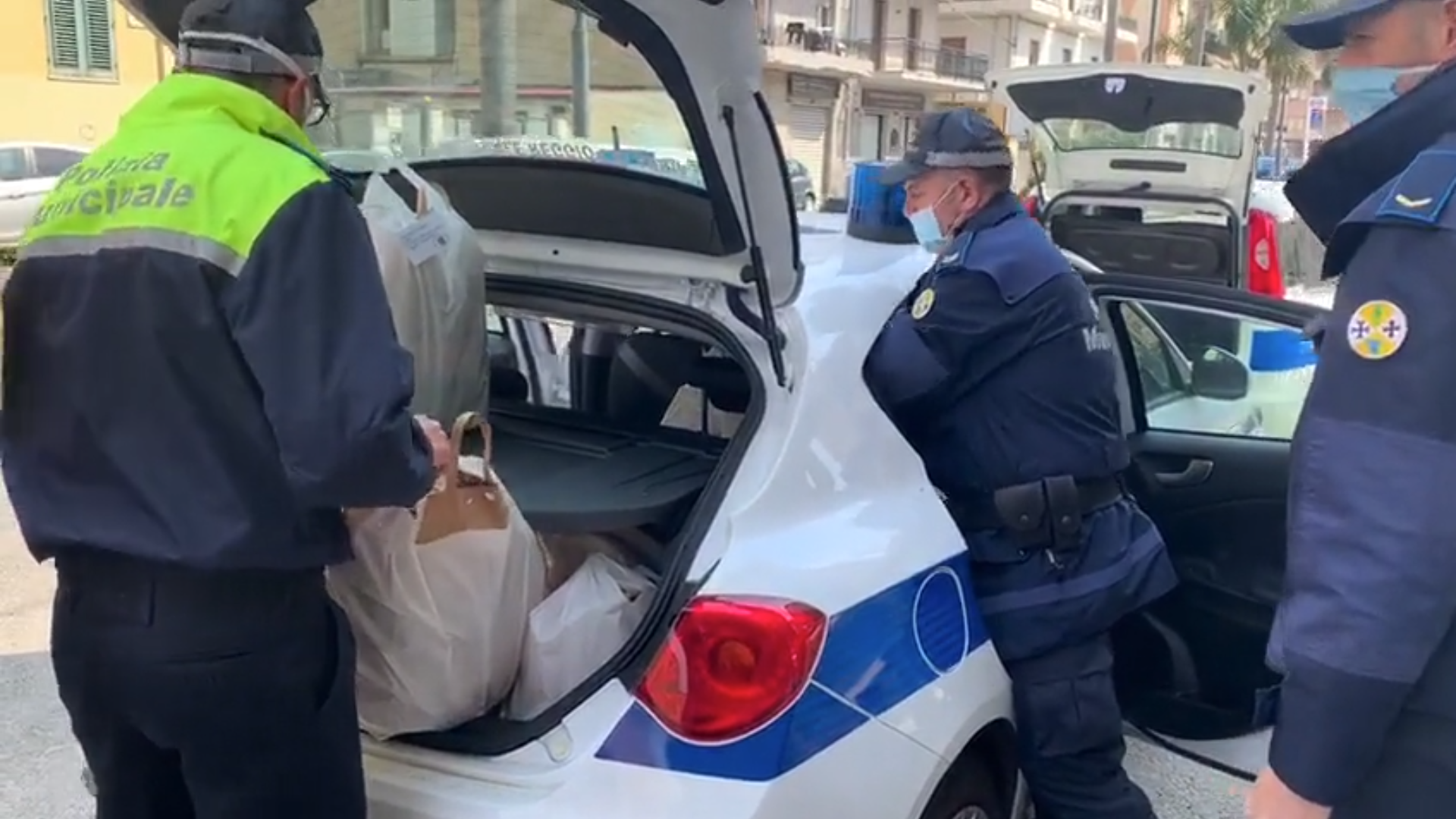 La Polizia municipale di Reggio partecipa all’iniziativa “Busta Solidale”