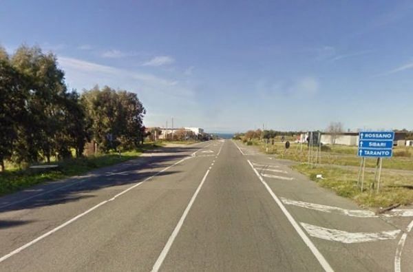 Morto il ciclista investito sulla 106