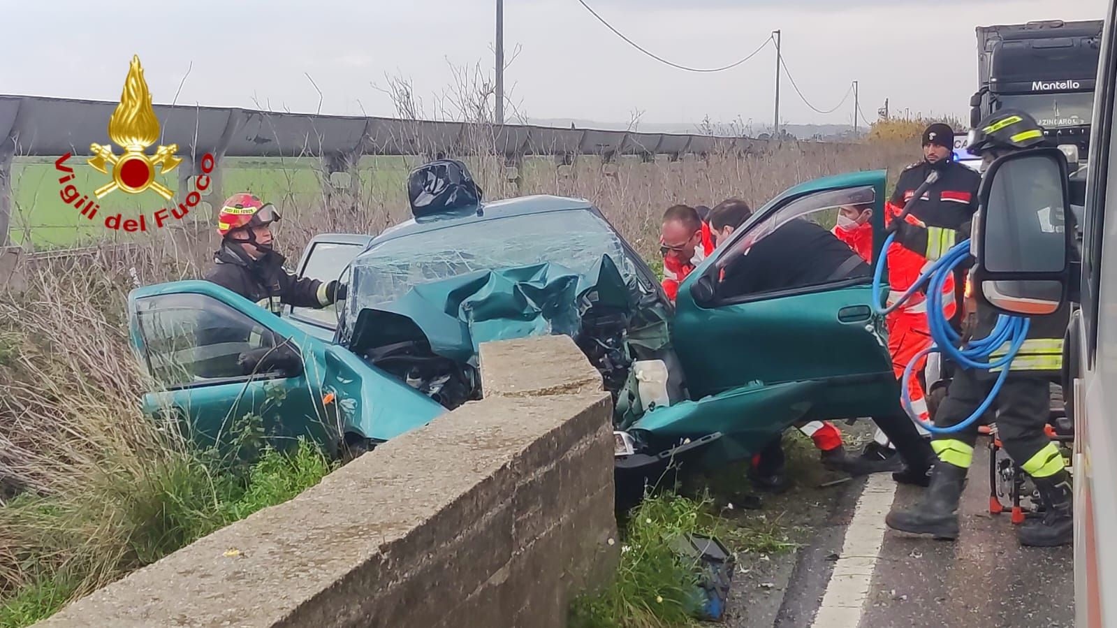 Automobile finisce contro un muretto sulla 106, due anziani incastrati tra le lamiere – VIDEO E FOTO