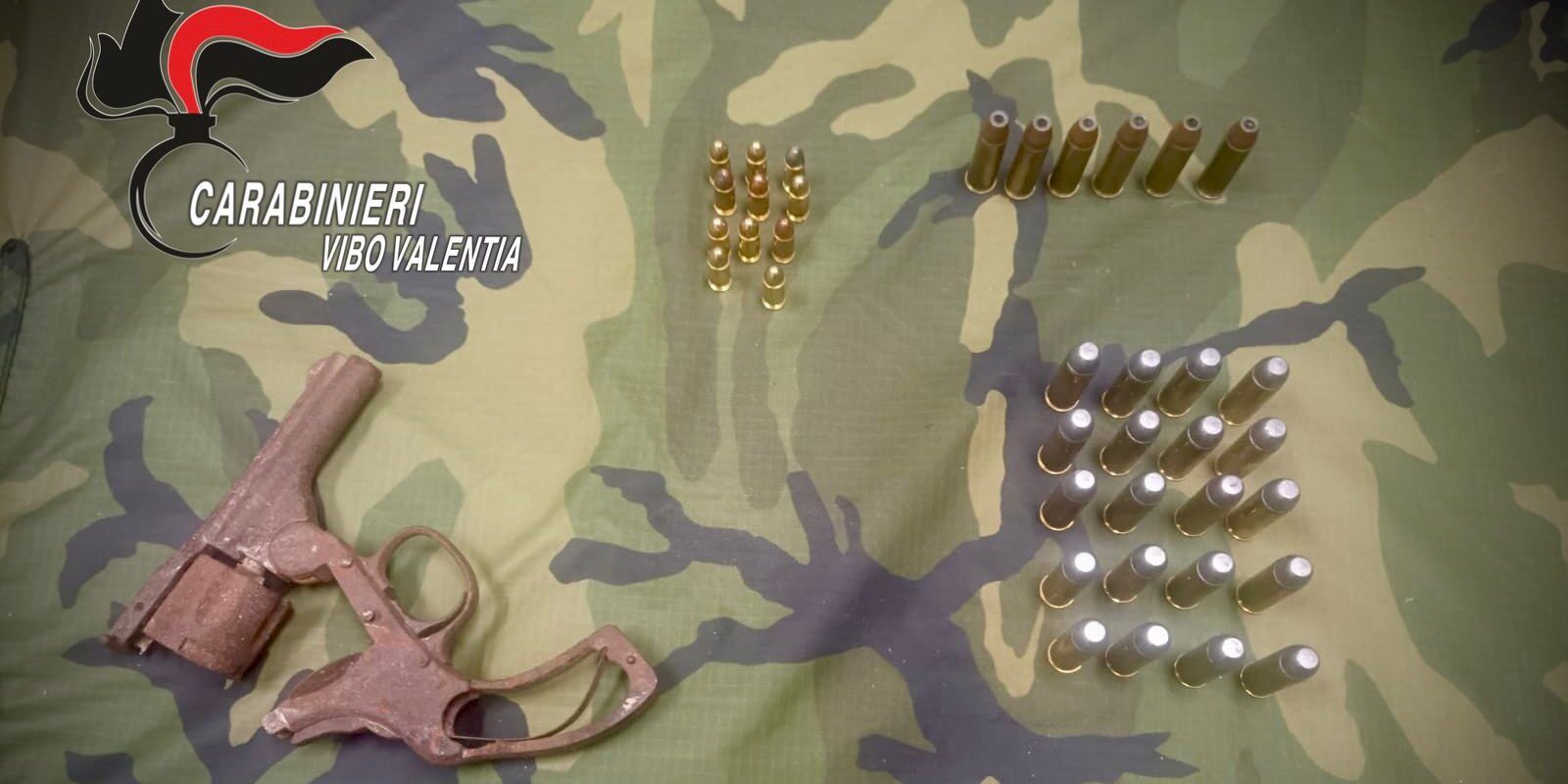 Arma clandestina e munizioni in un fondo agricolo: 50enne arrestato nel Vibonese