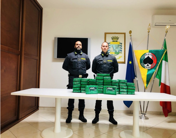 Nuovo sequestro a Gioia Tauro: 53 kg di cocaina in un carico di frutta