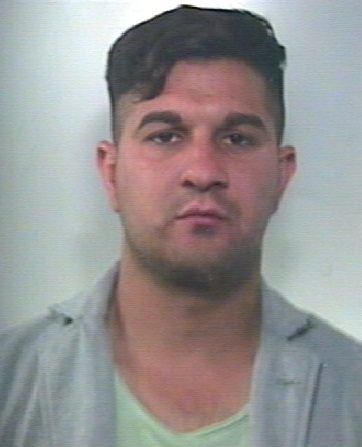 Sorvegliato speciale fugge senza patente a bordo di un'auto rubata