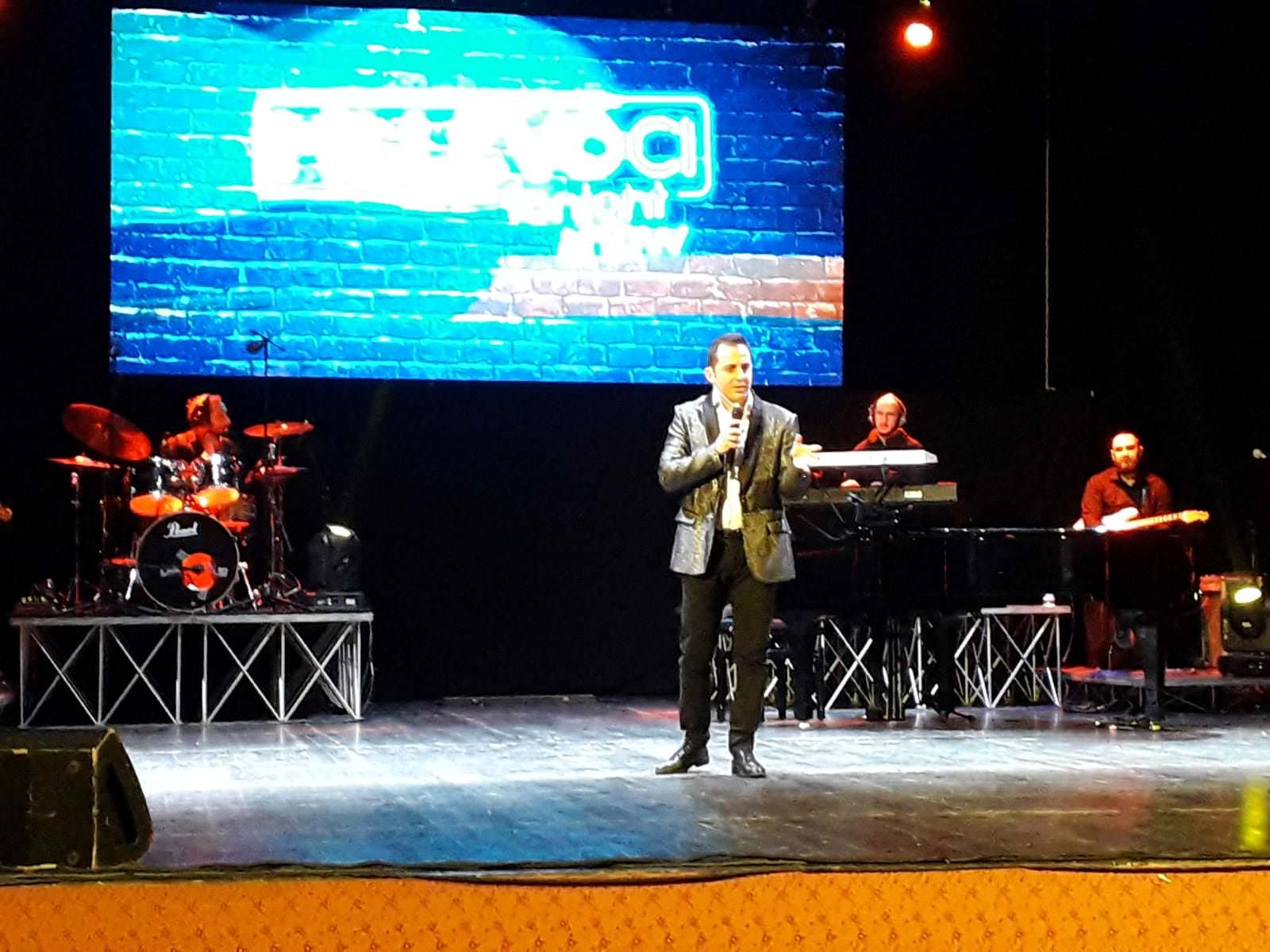 Battute esilaranti e ironia lieve, il talento di Cicchella diverte il Politeama