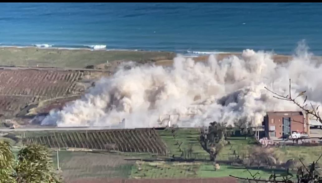 Ecomostro abbattuto a Melissa, le reazioni: «Lo Stato si riappropria del territorio»