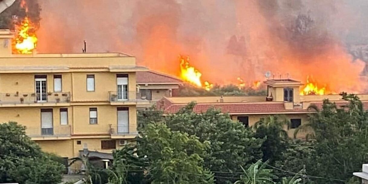 In Sicilia fiamme fuori controllo, morte due persone. In tilt i trasporti