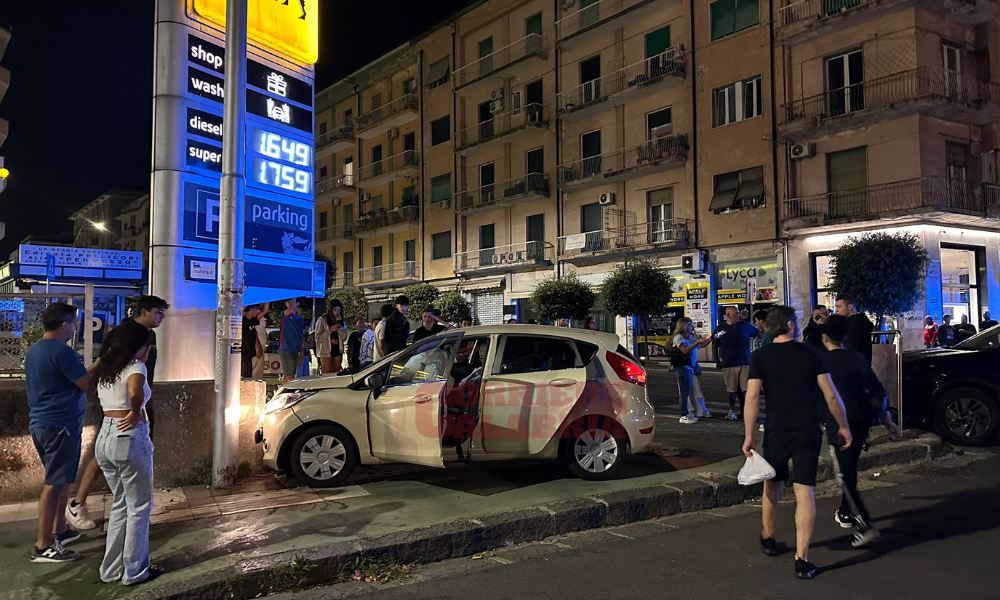 Scontro tra due auto nella notte a Cosenza, due feriti trasportati in ospedale – FOTO