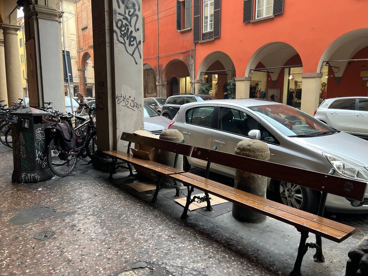 Senzatetto muore su una panchina in centro a Bologna. Era originario di Crotone