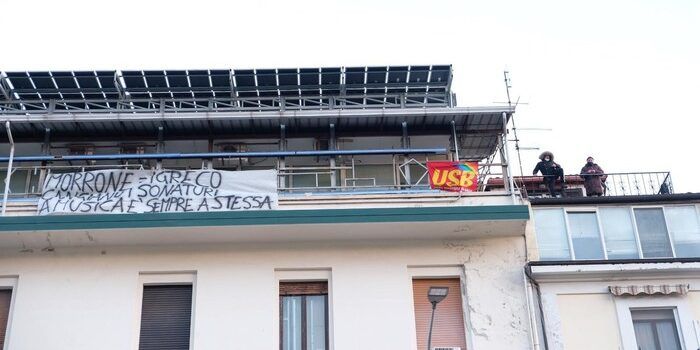 Cosenza, licenziati salgono sul tetto della casa di cura San Bartolo per protesta
