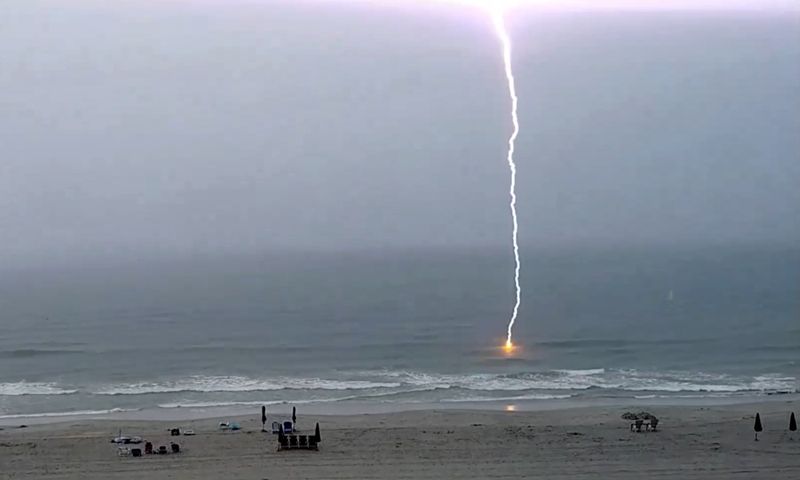 Colpito da un fulmine in spiaggia, 32enne in coma farmacologico