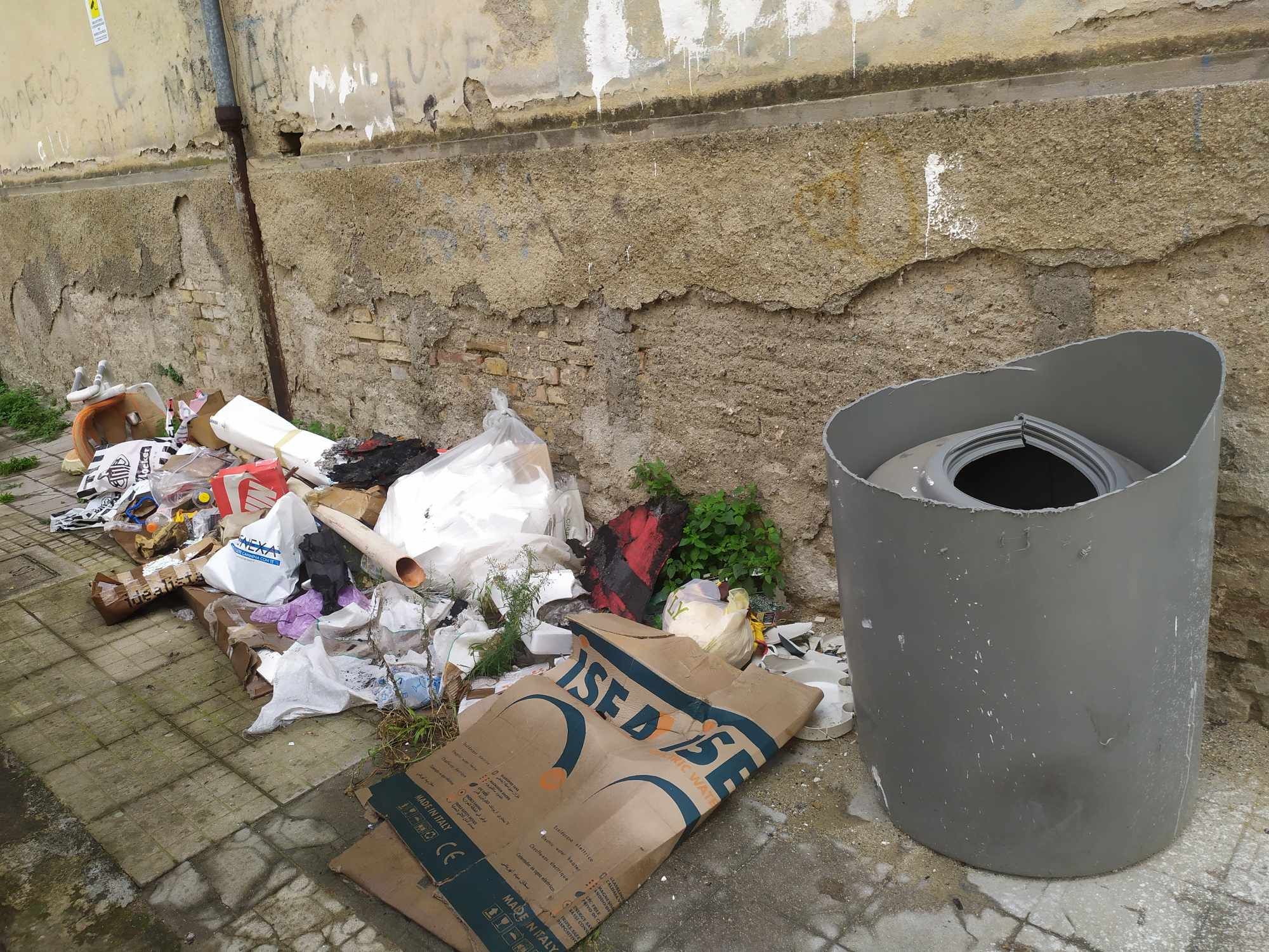 Minidiscariche e auto abbandonate: a Cosenza è sempre emergenza rifiuti, dal centro alla periferia