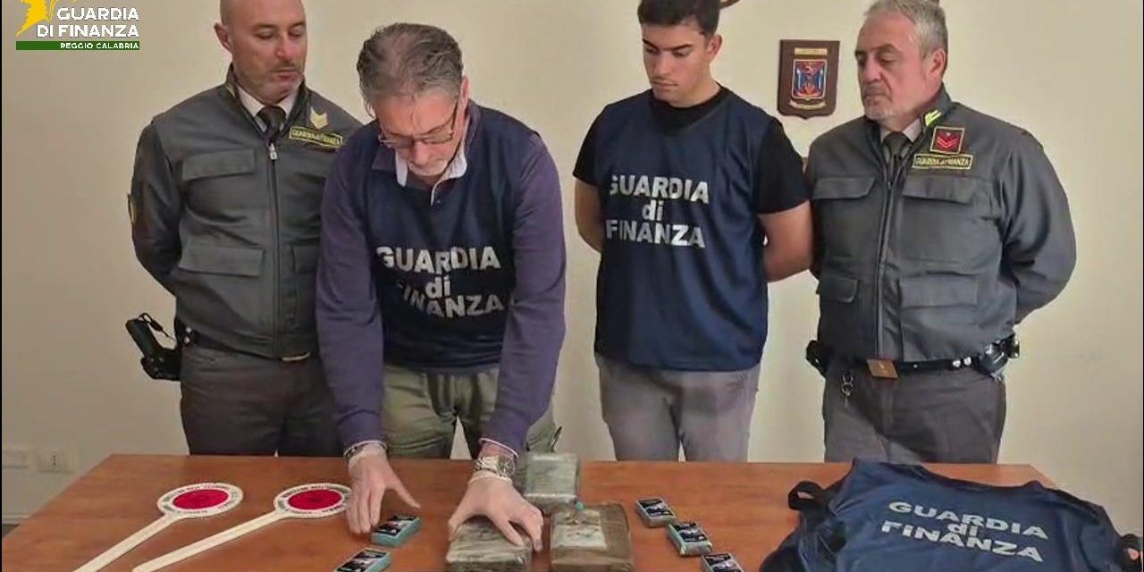 Diretto in Sicilia con sette chili di droga, camionista arrestato a Villa San Giovanni – VIDEO