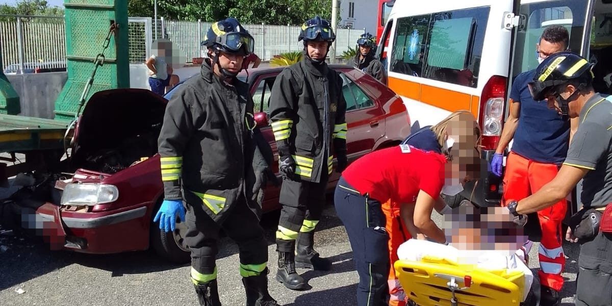 Auto contro un semirimorchio, un ferito a Simeri Crichi