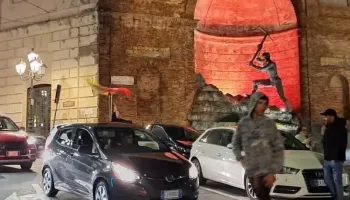 Catanzaro in finale per la serie A, la festa in città. Tifosi in strada e caroselli di auto