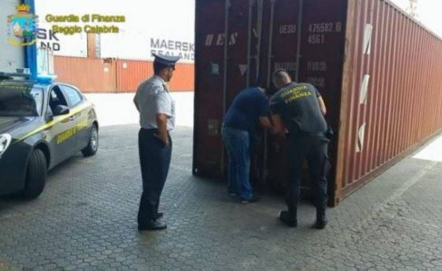Lotta al narcotraffico, sigilli a 216 chili di coca nel porto di Gioia