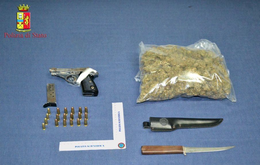Armi e droga in casa, madre e figlia arrestate a Gioia Tauro