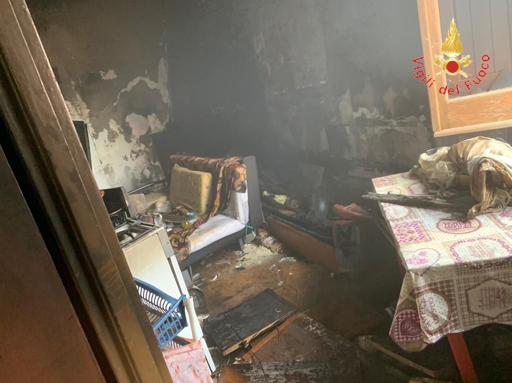 Incendio all'interno di un'abitazione a Cropani, salva una 56enne