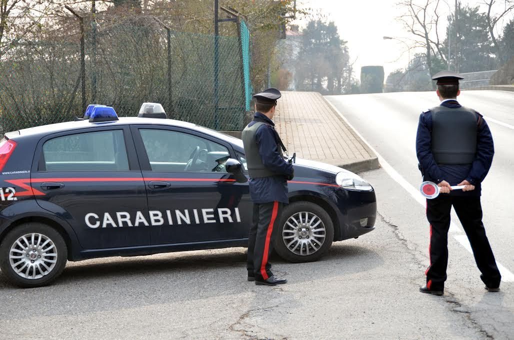 Forzano un posto di blocco, fermati con droga a bordo