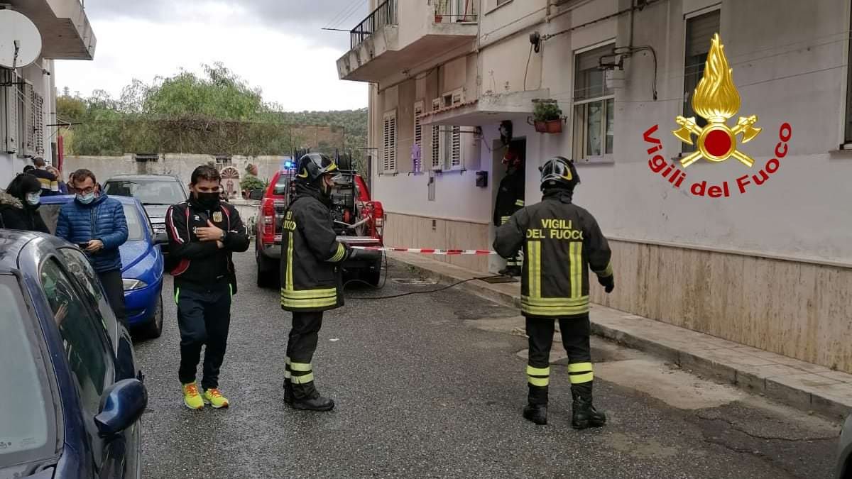 Catanzaro, 85enne muore nel rogo della sua casa – FOTO