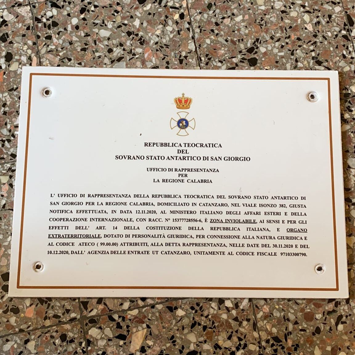 Il «console onorario» e la «presidente del Senato». I protagonisti calabresi dello Stato antartico che non c’è