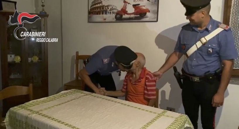 Spaventoso incendio a Cinquefrondi, i carabinieri salvano un anziano