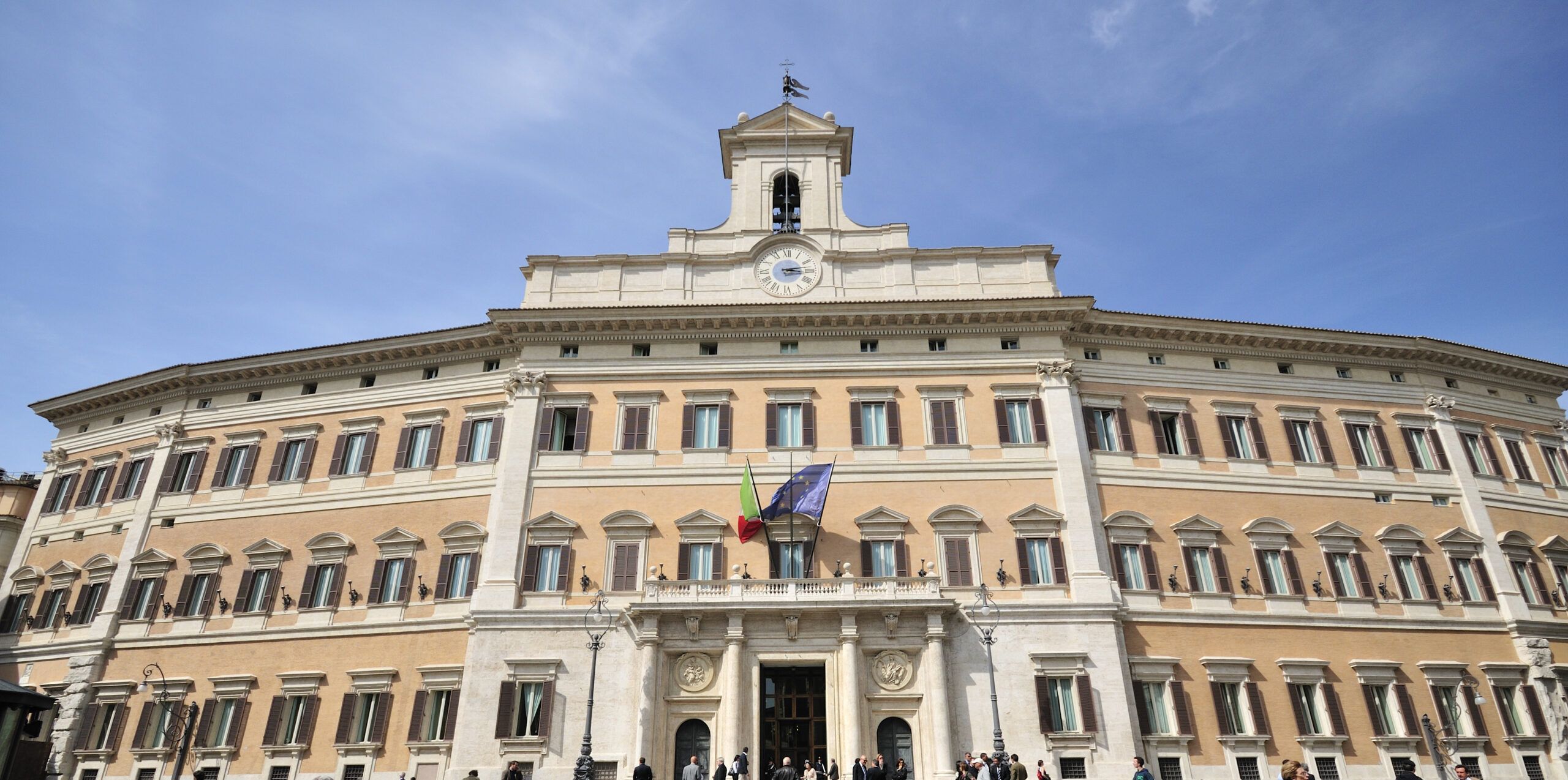 Tetto sul contante, la maggioranza si spacca