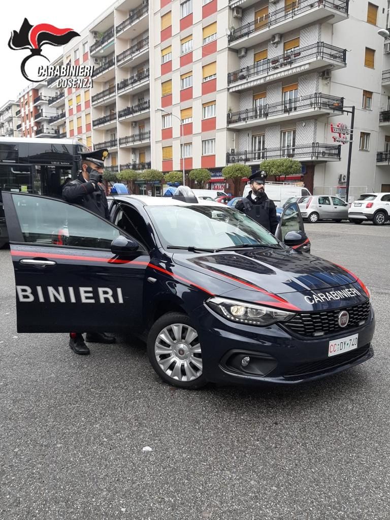 Esplode un colpo di arma da fuoco contro una finestra a Cosenza, arrestato pregiudicato