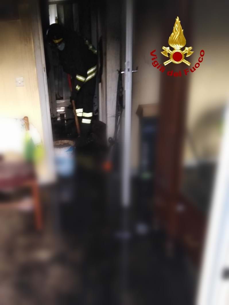 Cosenza, i Vigili del Fuoco salvano dalle fiamme un 90enne