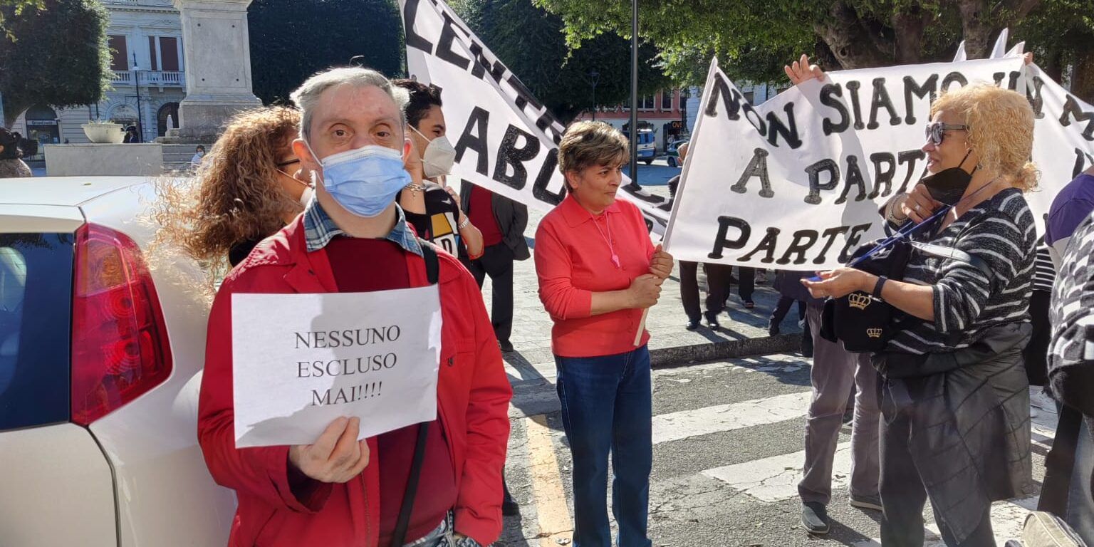Sit-in delle famiglie con persone disabili per chiedere la riapertura del centro diurno di Catona