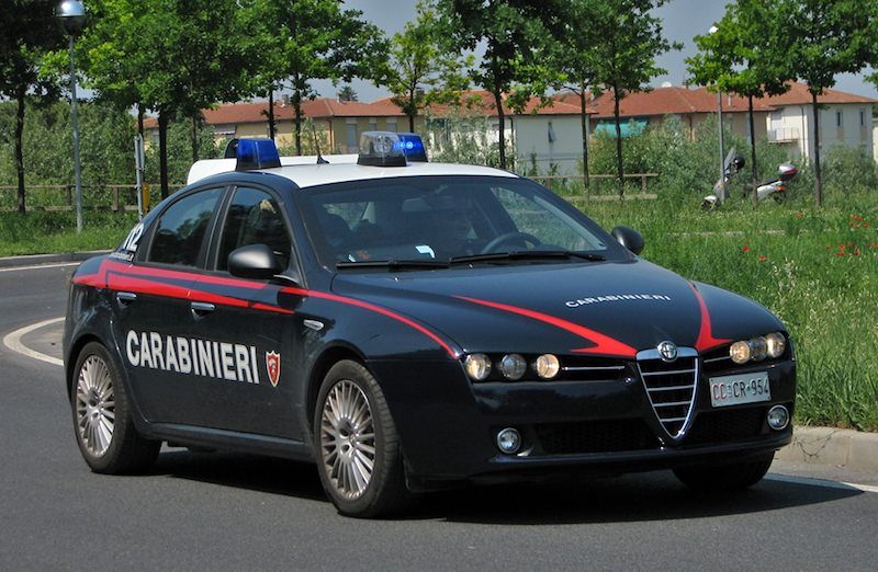 Sorpreso a rubare lancia tv contro carabinieri