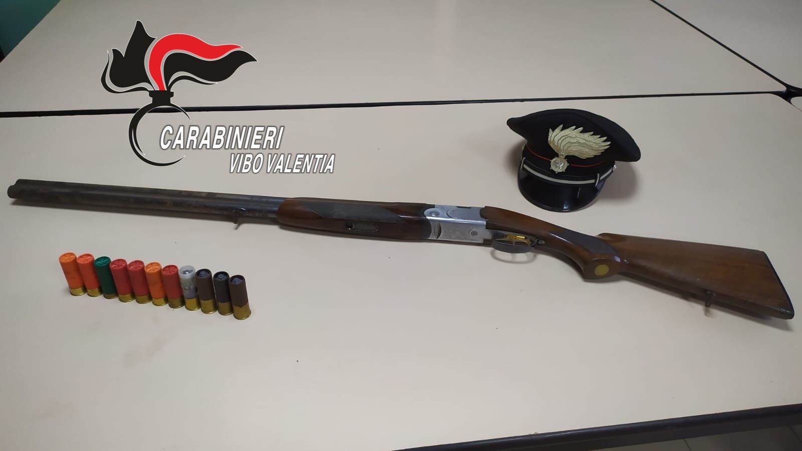 Avevano occultato un fucile sotterrandolo, due arresti nel Vibonese