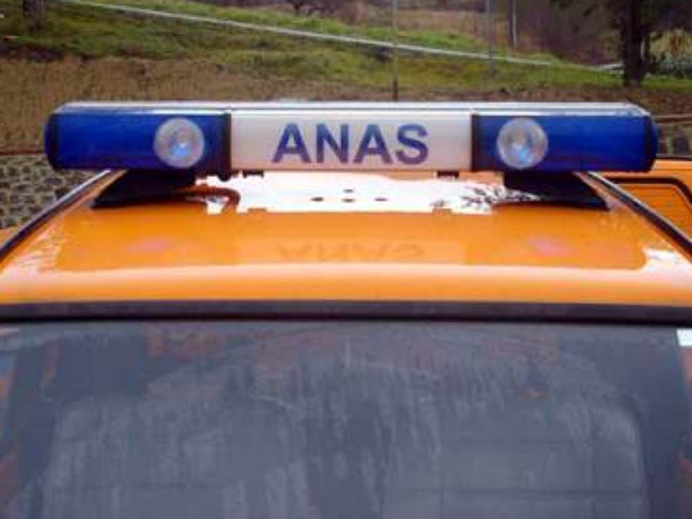 Perde il controllo dell`auto e finisce in canalone