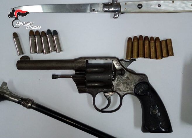 Revolver clandestino e munizioni, arrestato 67enne a Lamezia