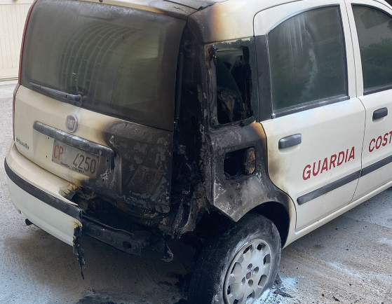 Intimidazione a Praia a Mare, incendiata l’auto della Guardia costiera