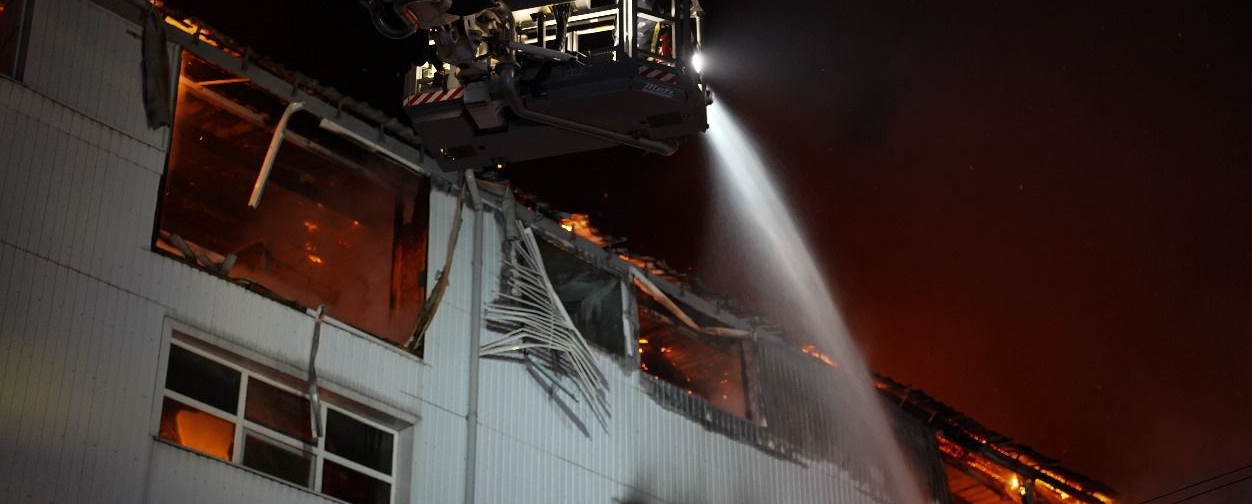 Droni russi su Kyiv, almeno 3 morti tra cui bimbo di 5 anni – VIDEO