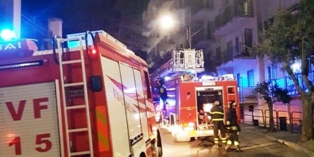 Incendio in un’abitazione a Catanzaro, i Vigili del fuoco salvano una 90enne