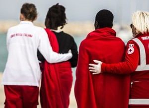 «Una maglietta rossa per fermare l'emorragia di umanità»