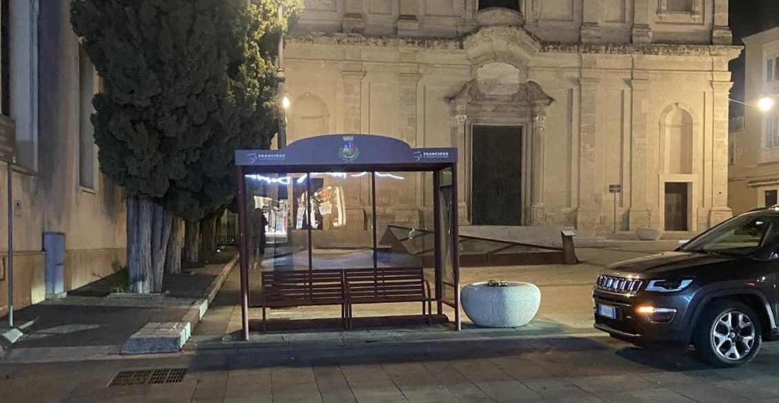 A Vibo scoppia il caso “pensilina”. L’opposizione attacca: «Simbolo di un’amministrazione improvvisata»