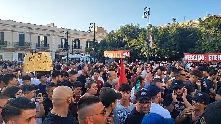 Reggina esclusa dalla B, tifosi in piazza per protesta