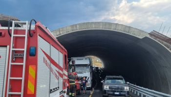 Statale 106 senza pace: traffico in tilt nel tratto cosentino per un tir in fiamme in galleria