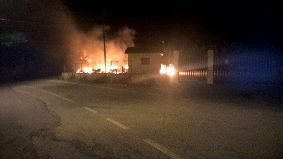 Gerace, incendiate le "macchinine" dei turisti
