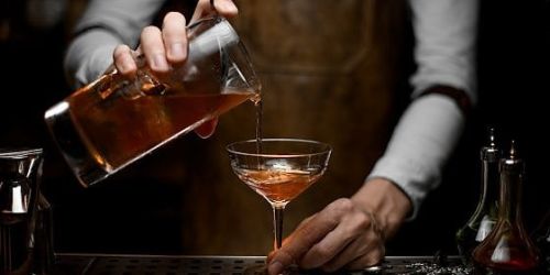 In vacanza in Calabria si innamora del barman. Lui si fa dare del denaro, ora è a processo per truffa