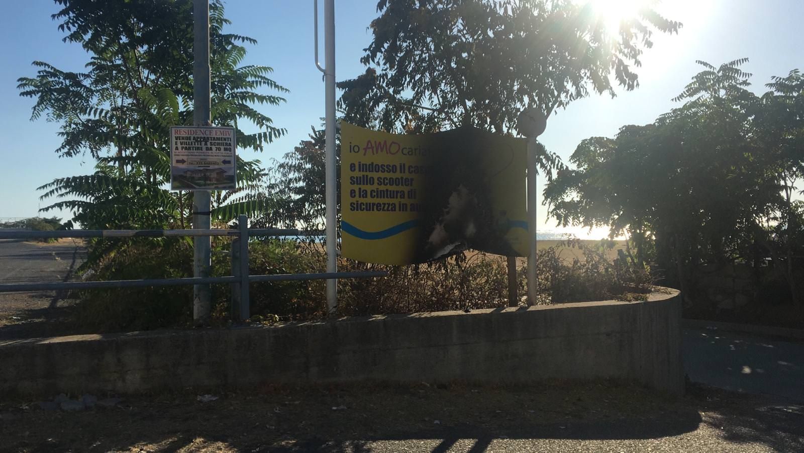 Incendiato pannello informativo del Comune di Cariati