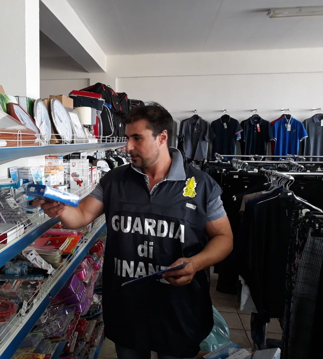 Spezzano Albanese, sequestrati oltre mille prodotti contraffatti – VIDEO